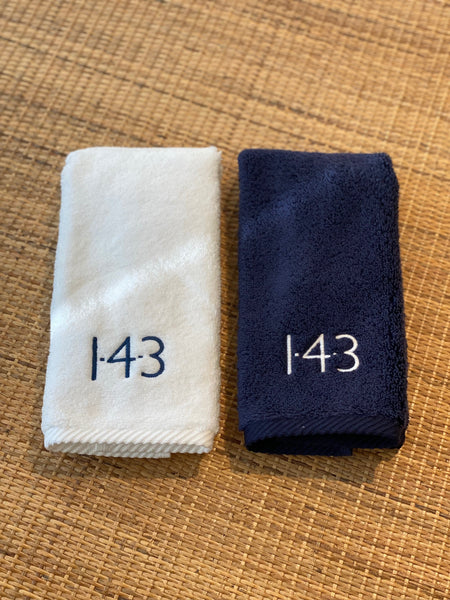 143 Fingertip Towel - White w/ Navy